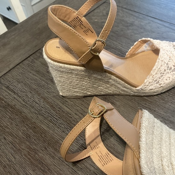 Time & Tru Memory Foam Pink Floral Wedge Sandals | Size 8 - Picture 7 of 10